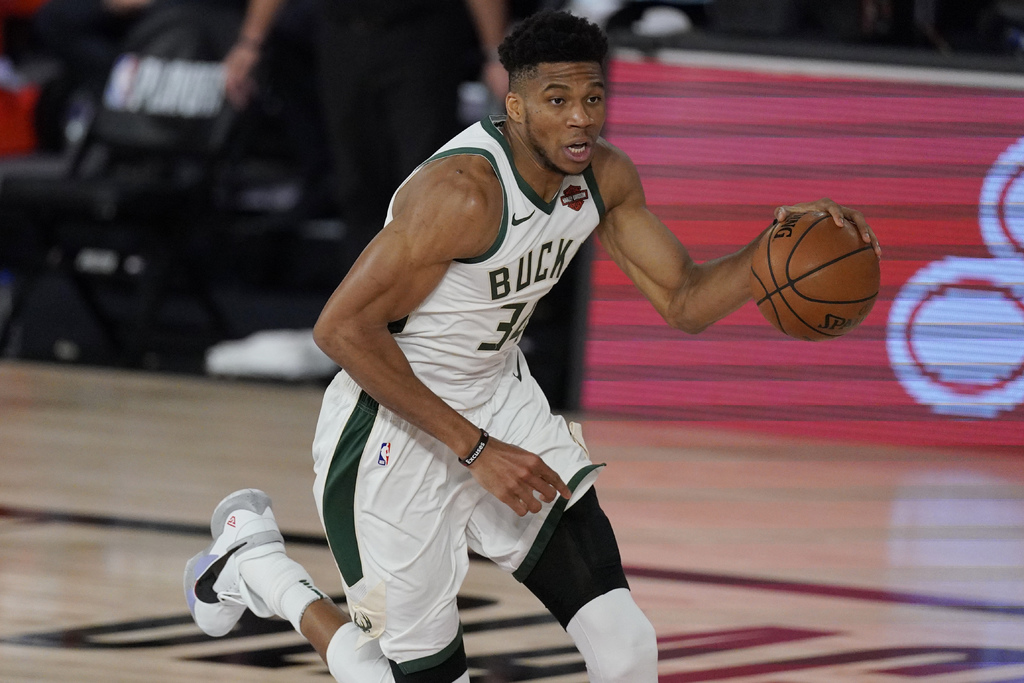 Giannis Antetokounmpo promedió 29.5 puntos y 13.6 rebotes en la temporada, y se convirtió en apenas el tercer jugador en la historia que el mismo año gana el Mejor Defensivo del Año y el Jugador Más Valioso. (AP)