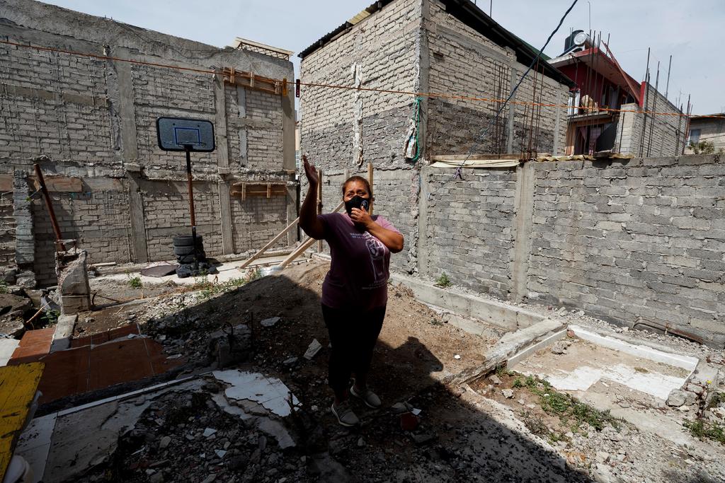 África García Rivas, madre afectada por el sismo ocurrido el 19 de septiembre de 2017, muestra el sitio donde se ubicaba su casa.