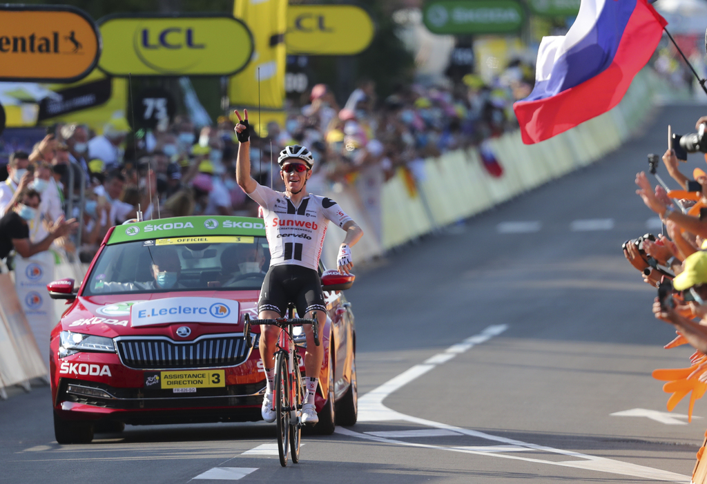 Soren Kragh Andersen celebra tras ganar la etapa 19 del Tour.(AP)