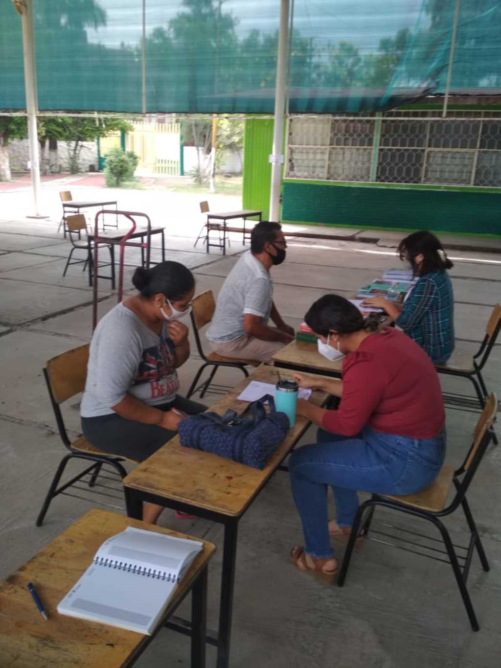 Ayer se comenzaron a entregar los libros de texto disponibles en la escuela primaria Nazario Ortiz Garza de Torreón.