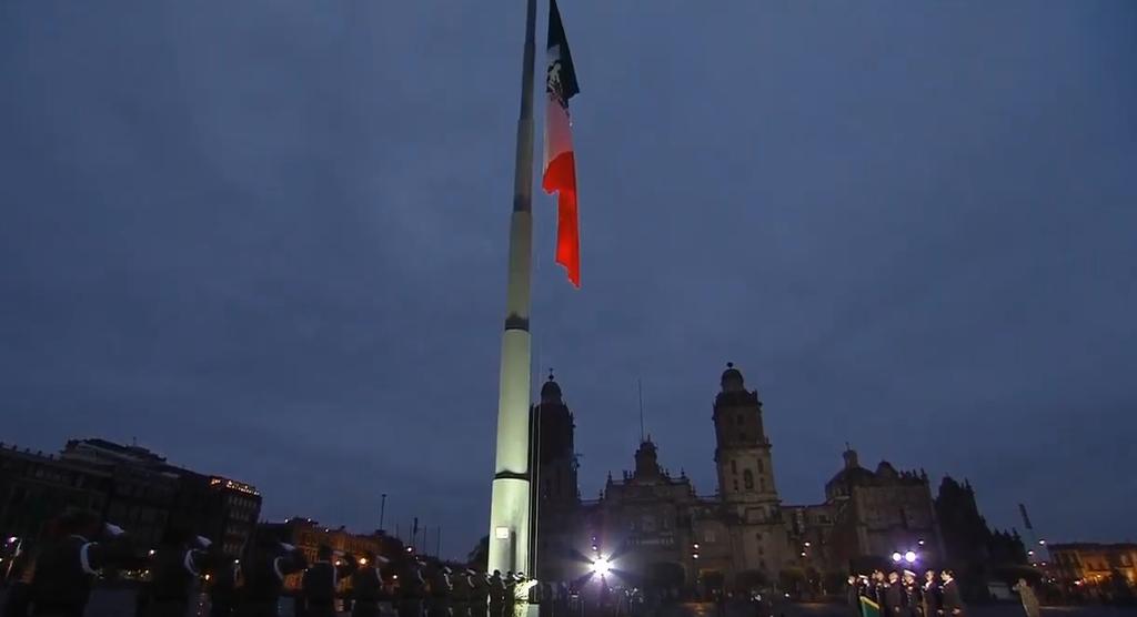 El presidente de México Andrés Manuel López Obrador, encabeza en el Zócalo de la Ciudad de México el izamiento a media asta de la bandera nacional en memoria de las víctimas de los sismos ocurridos en 1985 y 2017.