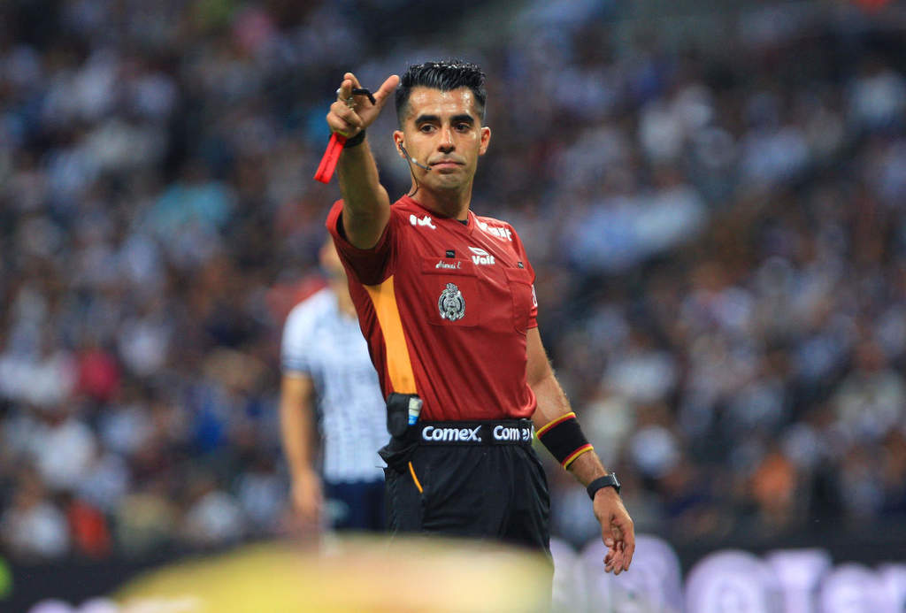 El nazareno de categoría FIFA, ha mostrado un total de 33 ocasiones la tarjeta amarilla, además de expulsar a tres futbolistas. (ARCHIVO)