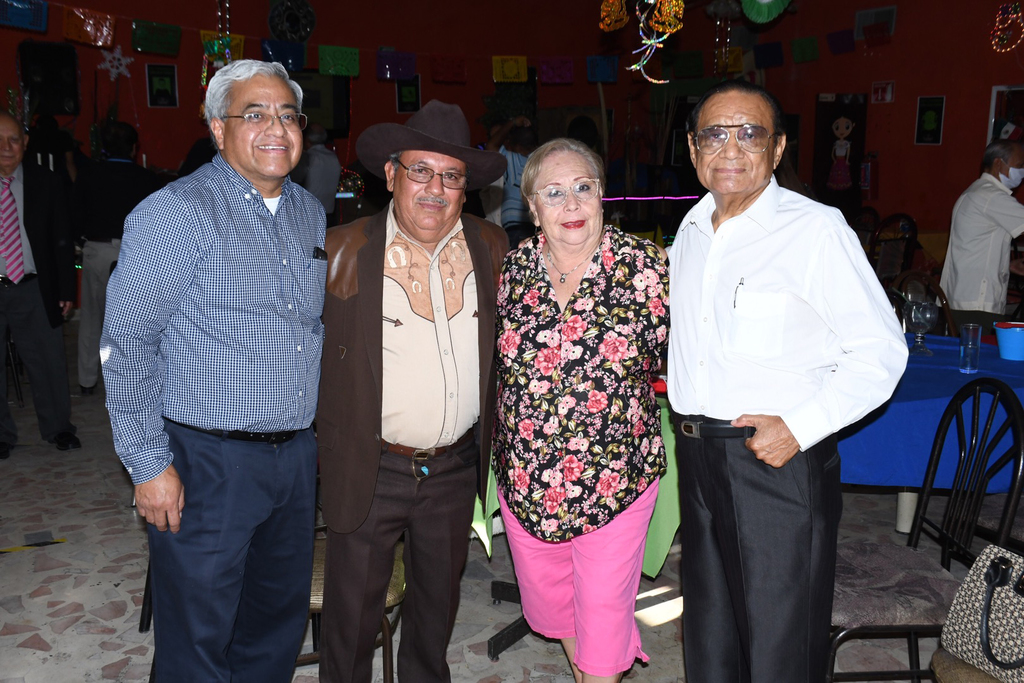 Ing. Ricardo Delgado, Juanito García con su esposa Martha González y el crooner norteño Alfredo del Orbe.