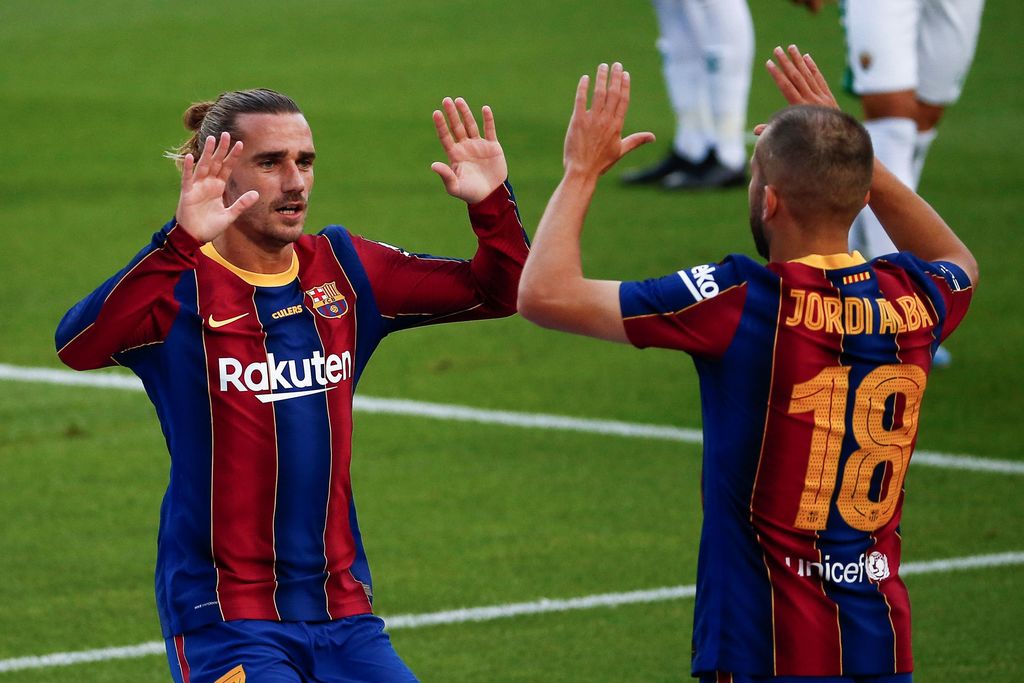 Antoine Griezmann (i) celebra con Jordi Alba tras marcar el único tanto del juego, en la victoria sobre Elche.