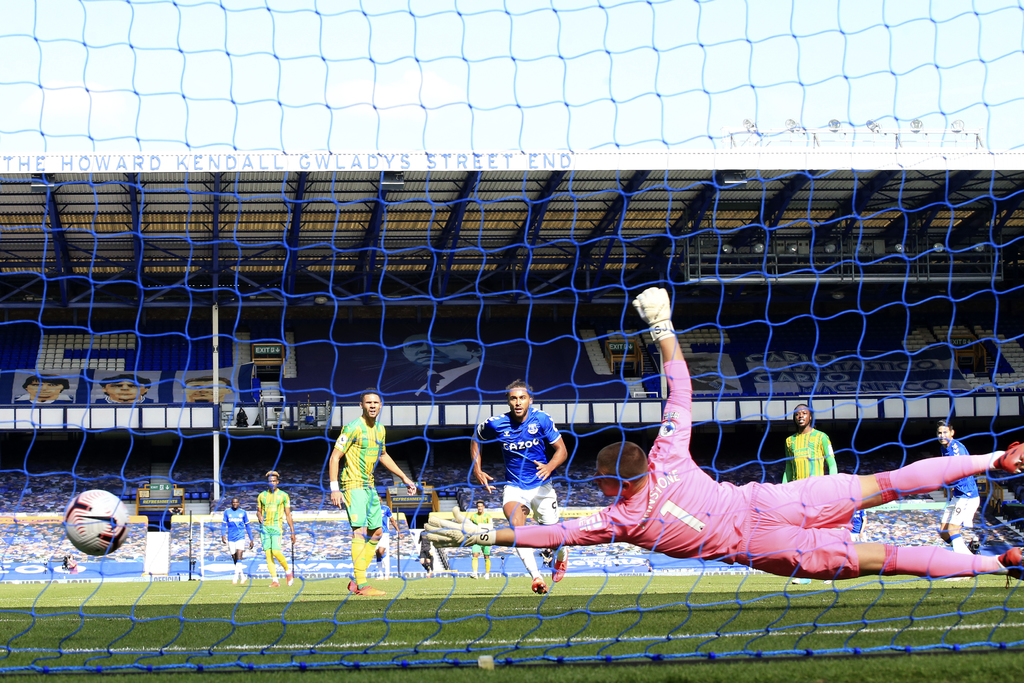 James Rodríguez (d) marcó el segundo gol del Everton en la goleada 5-2 sobre West Bromwich.
