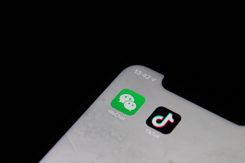 Una jueza de California bloqueó este domingo la orden del Gobierno del presidente de Estados Unidos, Donald Trump, de prohibir las descargas de la red de mensajería china WeChat (el WhatsApp chino) en el mercado de aplicaciones estadounidense. (ARCHIVO)