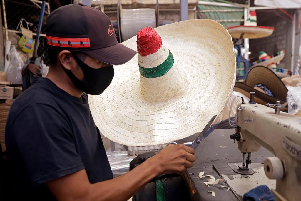 Los sombreros mexicanos a base de palma viven sus peores tiempos a causa de la crisis sanitaria por la pandemia de la COVID-19 y ante las nulas ventas vistas en los recientes festejos patrios. (EFE)