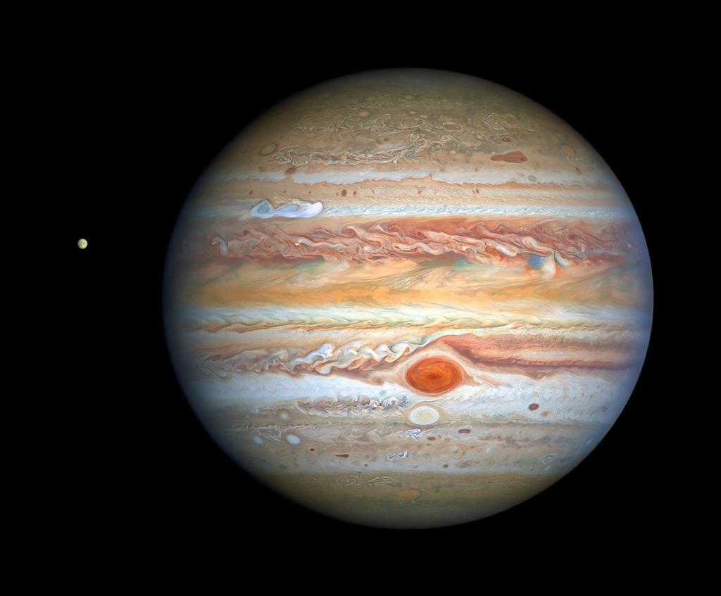 El telescopio espacial Hubble ha capturado una nueva y nítida imagen de Júpiter, cuando el planeta estaba a 653 millones de kilómetros de la Tierra, que sirve a los investigadores para tener un informe meteorológico actualizado de su turbulenta atmósfera, así como de su luna helada Europa. (ARCHIVO) 