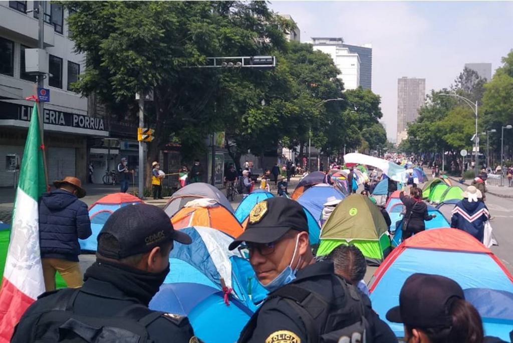 Mientras integrantes de Frente Nacional Anti-AMLO (FRENAAA) permanecían en plantón sobre Avenida Juárez, se registró un conato de riña con un sujeto que empezó a levantar las tiendas de campaña y a aventarlas. (EL UNIVERSAL)