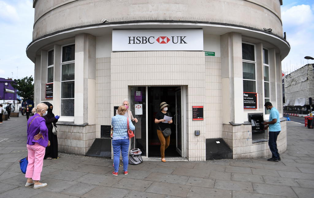 El banco británico HSBC permitió que se transfirieran millones de dólares por todo el mundo de manera fraudulenta incluso después de tener constancia del engaño, de acuerdo con documentos secretos filtrados, informa este domingo la BBC. (ARCHIVO)