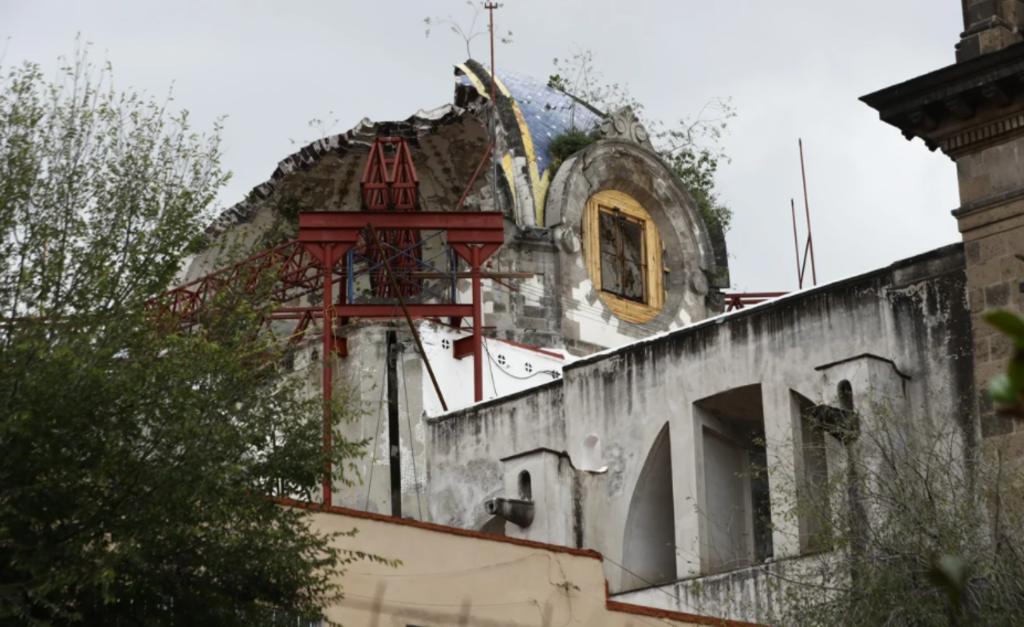 A consecuencia de los sismos de septiembre de 2017 en la Ciudad de México resultaron dañadas 160 iglesias, de éstas, están en reconstrucción 69, aseguró el padre Salvador Barba, enlace de la Arquidiócesis de México con las autoridades locales y federales. (ARCHIVO)
