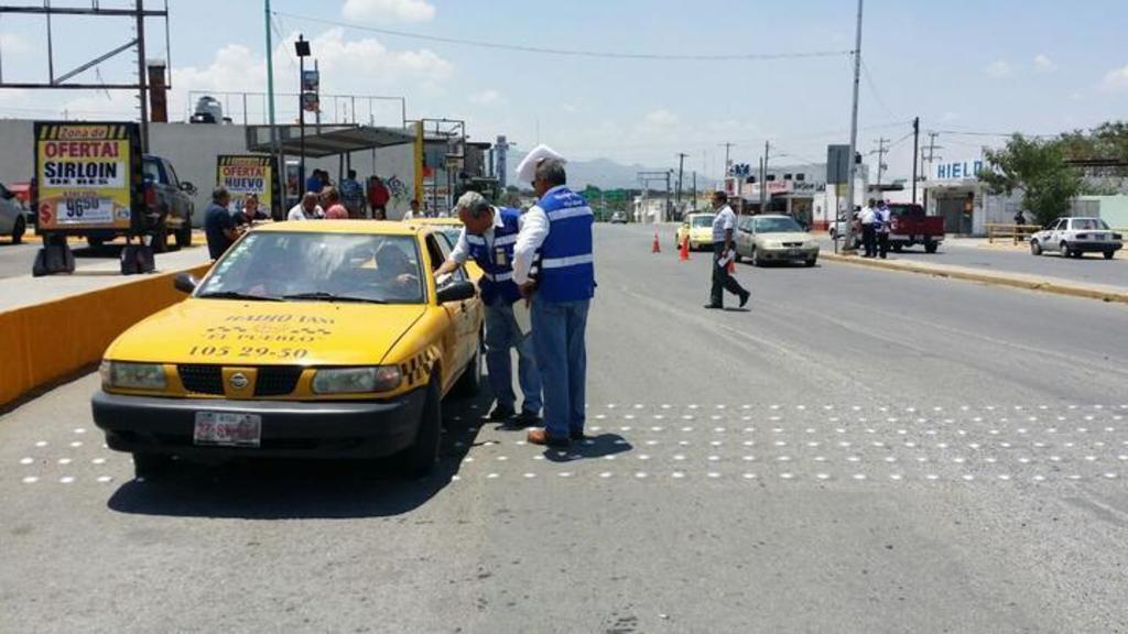 Las autoridades municipales realizaron este domino operativos sorpresa en las principales avenidas de la ciudad, para detectar unidades en mal estado y operadores de taxi que no estén cumpliendo con las medidas sanitarias. (ARCHIVO)