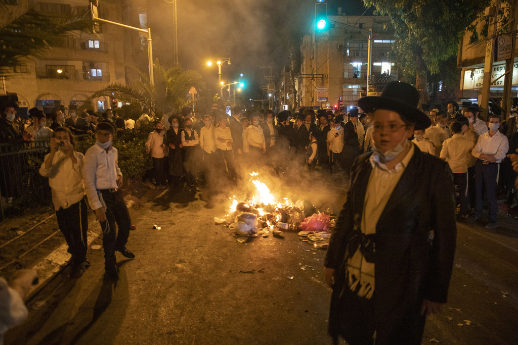 En la ultraortodoxa Bnei Brak, más de 100 activistas salieron a las calles e incendiaron basura. (AP) 
