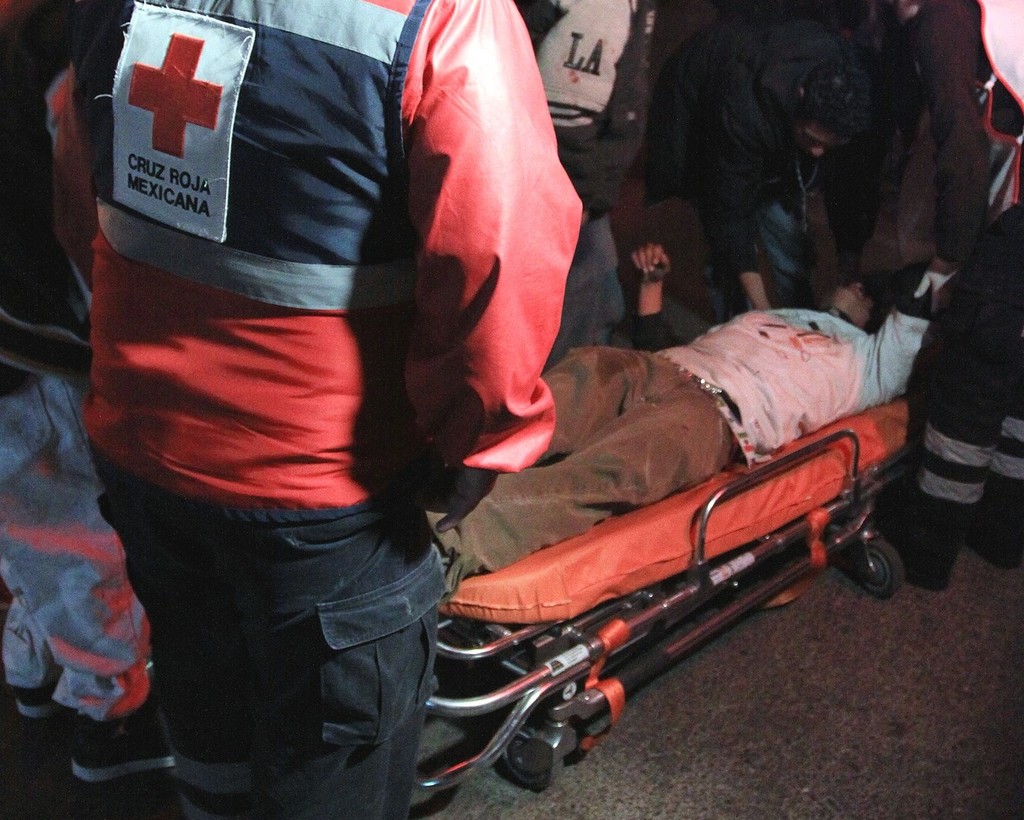 El joven fue atendido por paramédicos de la Cruz Roja, luego de ser detenido por agredir a su expareja. (EL SIGLO DE TORREÓN) 