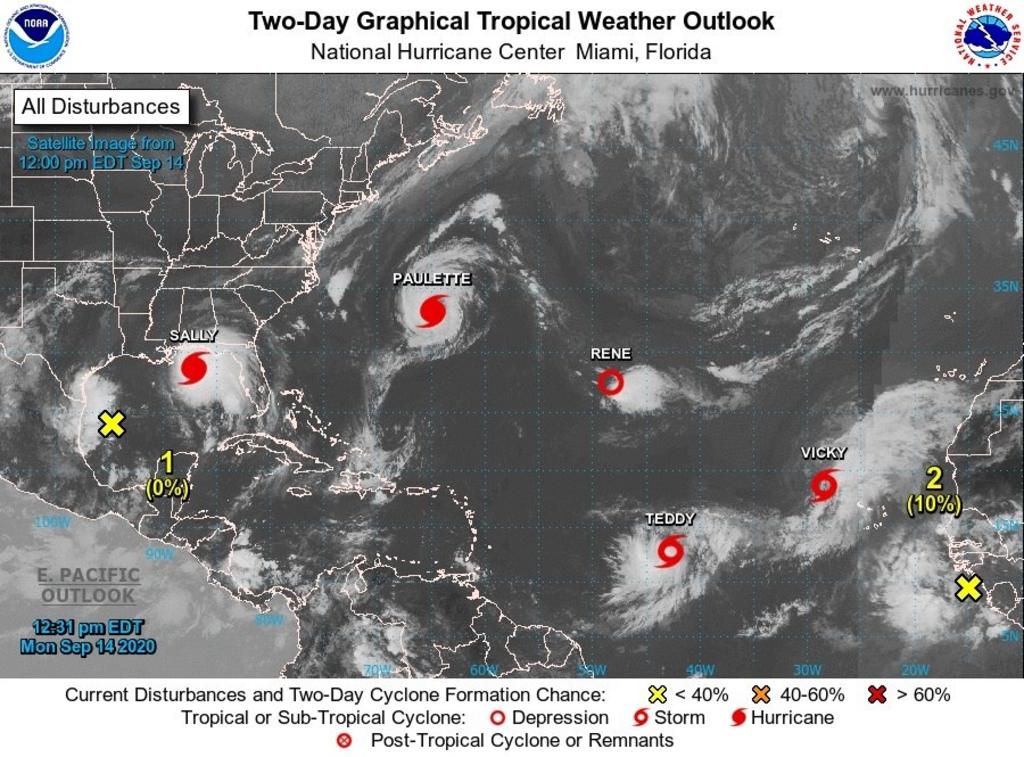 El huracán 'Teddy' de categoría 2, que se espera que en su paso más cercano a Bermudas se aproxime este lunes a 200 kilómetros, sigue su trayectoria y sus efectos provocaron que más de 200 clientes perdieran el servicio de energía eléctrica en el archipiélago atlántico. (ARCHIVO) 