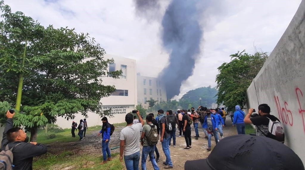 Padres y madres de los 43 estudiantes desaparecidos encabezaron un mitin fuera del Palacio de Justicia en Iguala.