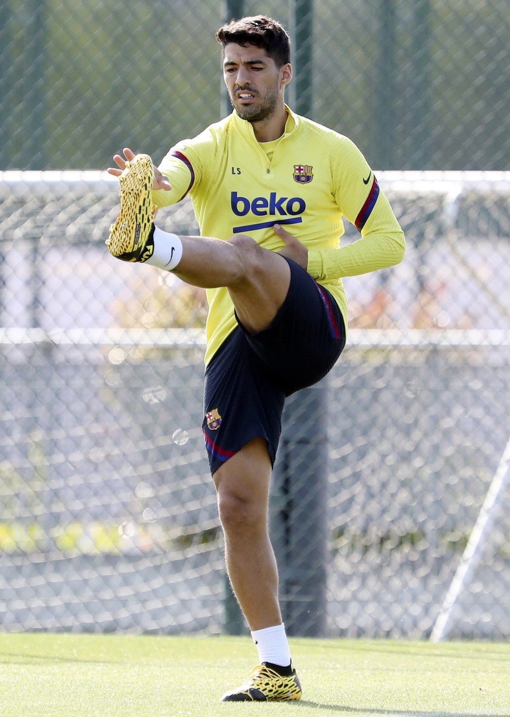 Luis Suárez, descartado por Ronald Koeman, nuevo técnico del Barcelona, jugaría para el Atlético de Madrid, de Diego Simeone. (ARCHIVO)