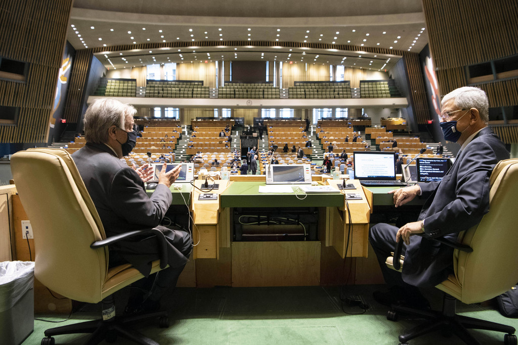El secretario general de la ONU, Antonio Guterres (i), durante la Asamblea General. (AP) 