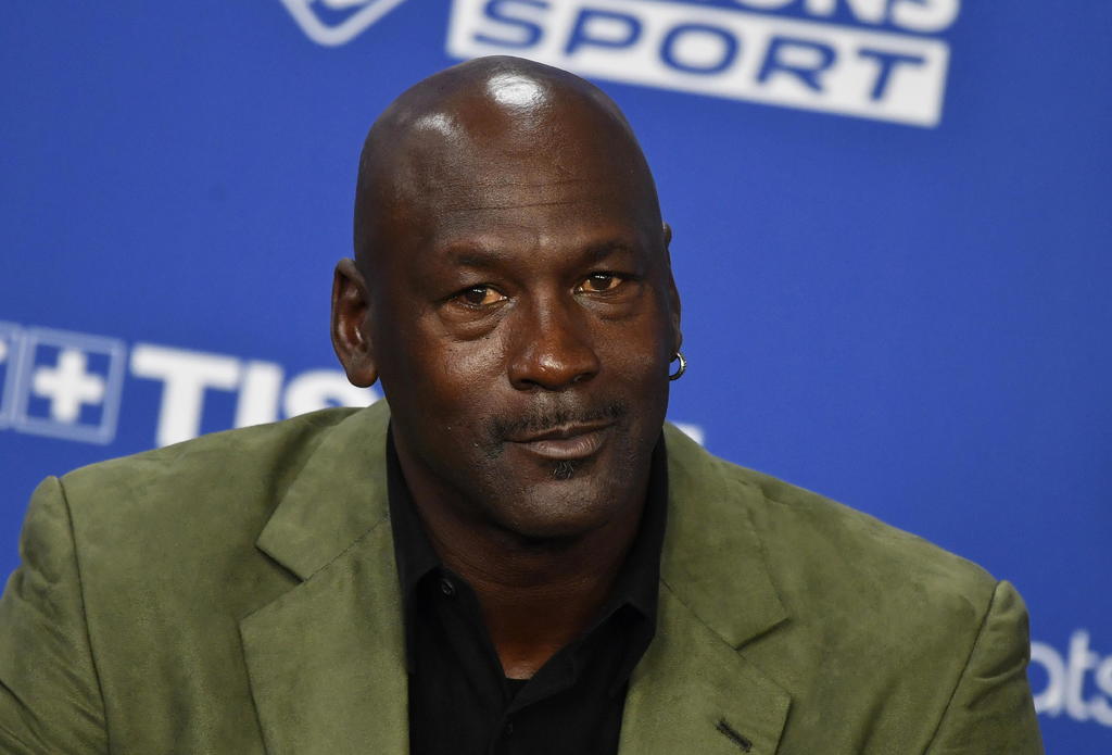 Jordan, seis veces campeón de la NBA, dijo que el equipo 'educará a una nueva audiencia'. El piloto de 57 años agregó que también 'abriría más oportunidades para los negros en las carreras'.
(ARCHIVO)