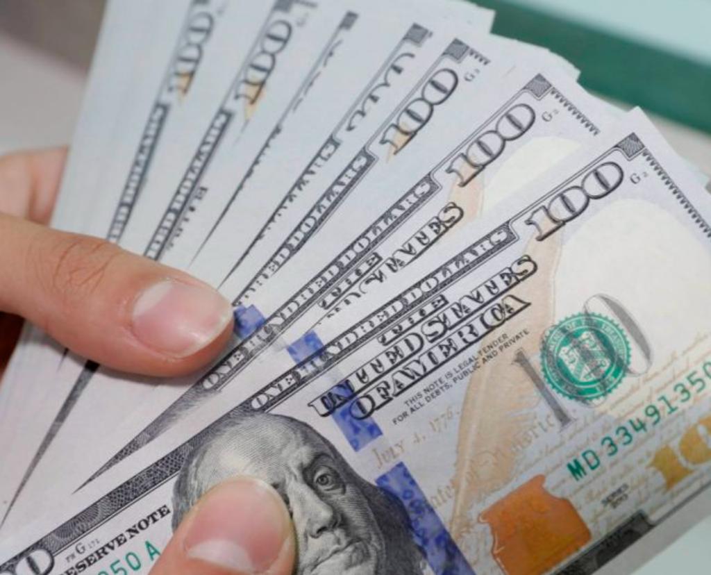En operaciones al mayoreo, el dólar se intercambia en 21.63 pesos, un aumento de 29 centavos con relación al lunes.
(ARCHIVO)