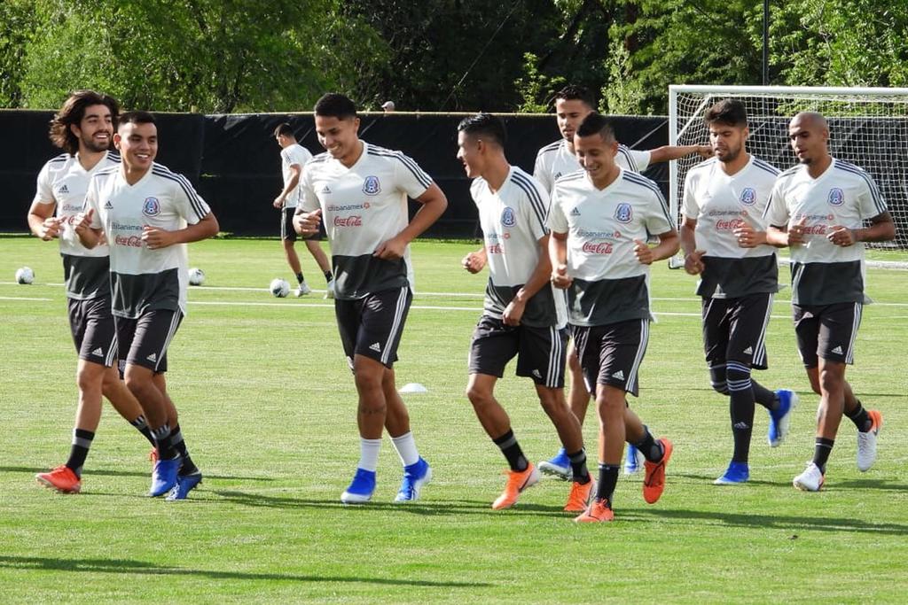 La Federación Mexicana de Fútbol busca rival para el partido amistoso del 30 de septiembre en el estadio Azteca tras suspenderse el acuerdo con Costa Rica. (ARCHIVO)