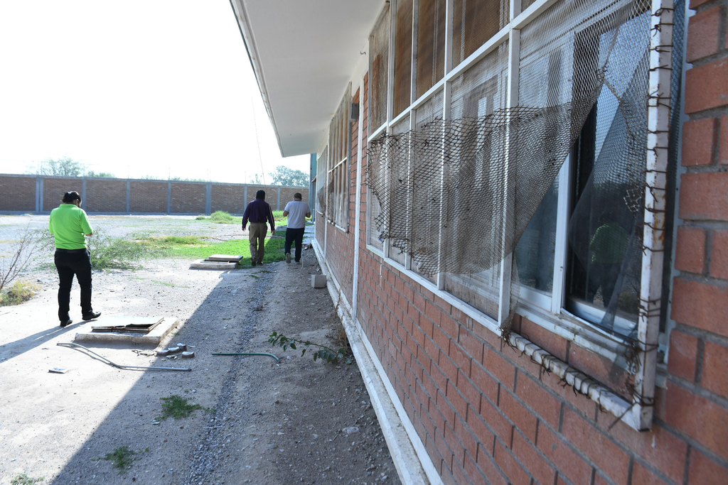 La escuela primaria Manuel Acuña se ubica en la periferia de la colonia Exhacienda La Perla, al sur de la ciudad. Los ladrones dañaron mobiliario, sanitarios, ventanas, sillas y áreas de suministro eléctrico. (EL SIGLO DE TORREÓN)