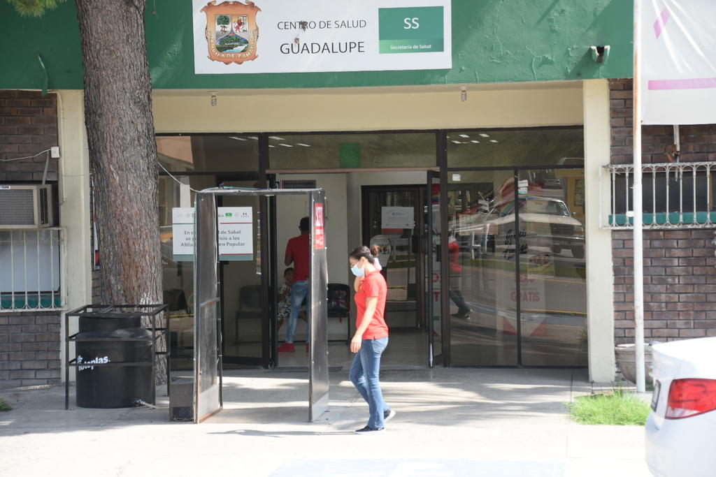 La jurisdicción sanitaria 04, en las colonias Curva de Sánchez y Colinas de Santiago, detectó dos casos sospechosos de dengue, informó el titular de la dependencia en la región, Agustin Aguilar Arocha.