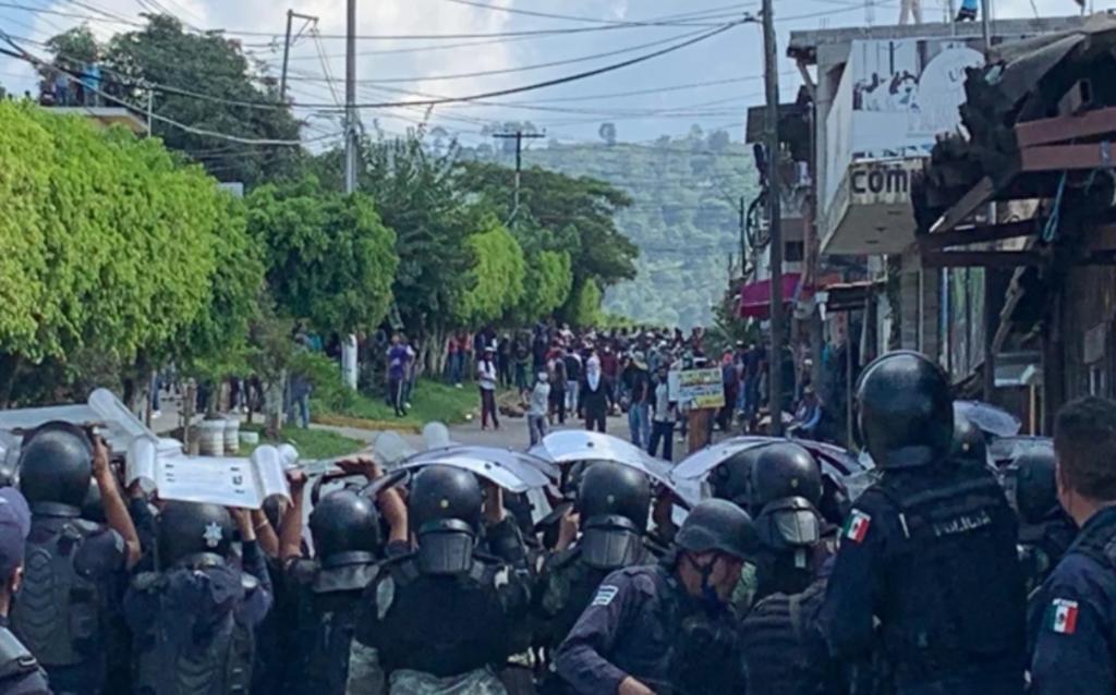 Los manifestantes, no más de 10, fueron desalojados de inmediato por personal de la Policía Michoacán y de la Guardia Nacional en este punto de la Tierra Caliente.
(ESPECIAL)