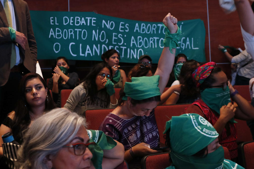 Cerca de las 11 de la mañana de este miércoles, integrantes del Movimiento Celeste Oaxaca, Coalición SUMAS y miembros del Área Médica por la Vida protestaron afuera del Congreso del estado en contra el aborto en la entidad, próximo a cumplir un año de su despenalización. (ARCHIVO)