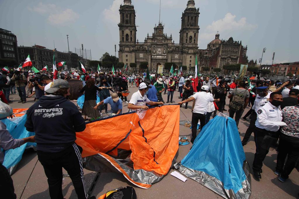 Luego de que integrantes del Frente Nacional Anti-AMLO (FRENAAA) pudieran llegar al Zócalo de la Ciudad de México, personas que se instalaron en el plantón sobre avenida Juárez comienzan a levantar las casas de campaña. (EL UNIVERSAL)