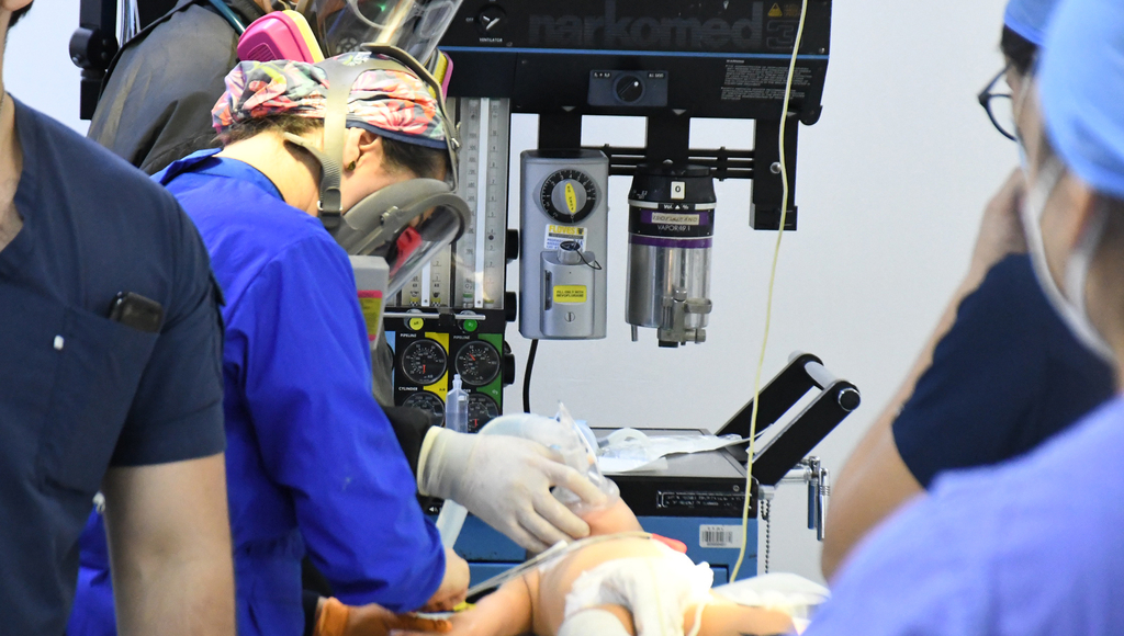 El equipo que efectuó las operaciones estuvo conformado por médicos cirujanos; residentes de Cirugía Plástica y personal de Pediatría. (FERNANDO COMPEÁN)