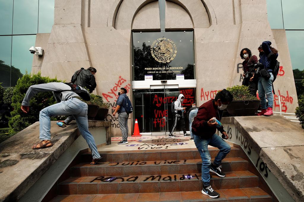 Los manifestantes forzaron las rejas del edificio para poder ingresar y una vez adentro, hicieron pintas en la fachada y también en la bandera de México que ondea en la institución. (Especial)