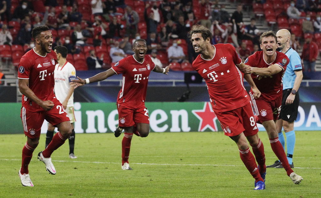 Con un cabezazo de Javi Martínez, el Bayern Múnich derrotó 2-1 este jueves en tiempo extra al Sevilla en la final de la Supercopa de Europa. (ARCHIVO)