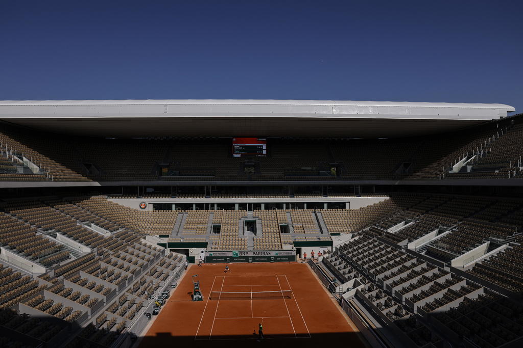Roland Garros se jugará con un aforo máximo de 1,000 personas al día, incluidos los participantes y los organizadores, en aplicación de nuevas medidas de endurecimiento del dispositivo en París para evitar la propagación del coronavirus. (ARCHIVO)