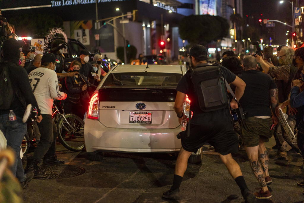 El conductor del Prius logró escapar del sitio y la policía lo detuvo más tarde en el bulevar Santa Mónica.
(EFE)