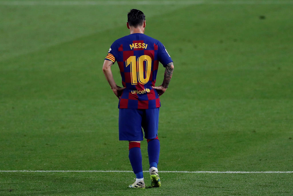 Exbarcelonistas como Dani Alves, Neymar, Samuel Eto'o, Cesc Fábregas y Luis Suárez mostraron su apoyo al mensaje de Leo Messi en el que, en su despedida al delantero uruguayo, criticó la forma en la que el club azulgrana decidió prescindir de los servicios del punta uruguayo. (ARCHIVO)