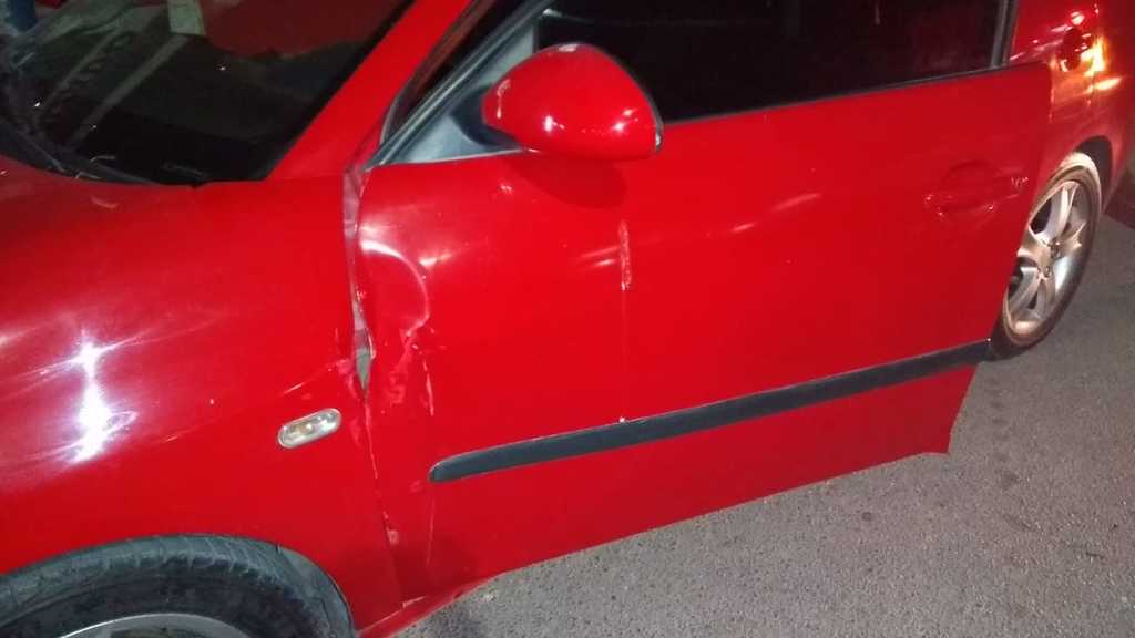 La camioneta dejó diversos daños materiales en el Seat de color rojo. No se reportaron lesionados.