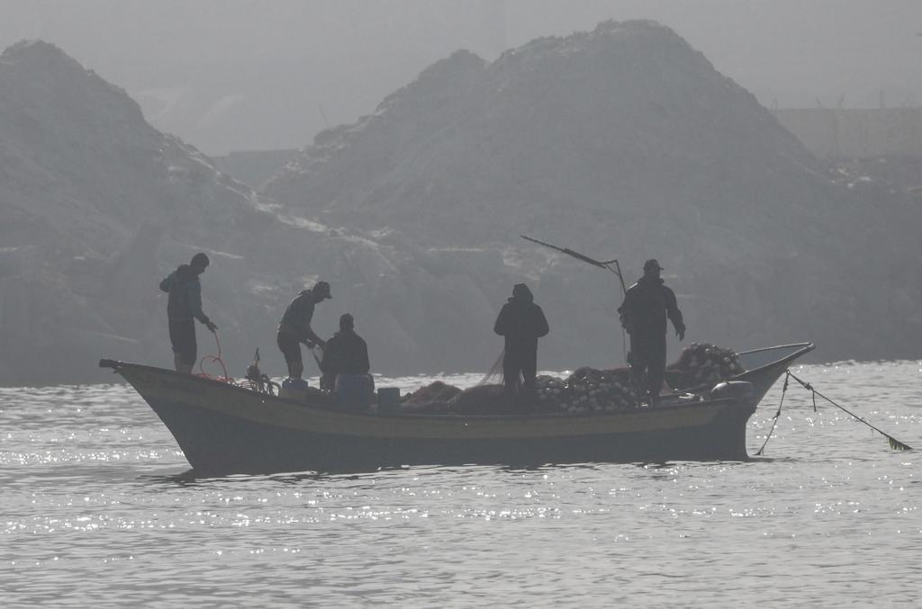 La unión de pescadores informó de la desaparición ayer de los tres hombres y este sábado confirmó la muerte de dos de ellos, que eran hermanos y cuyos cuerpos retuvo Egipto. (ARCHIVO)