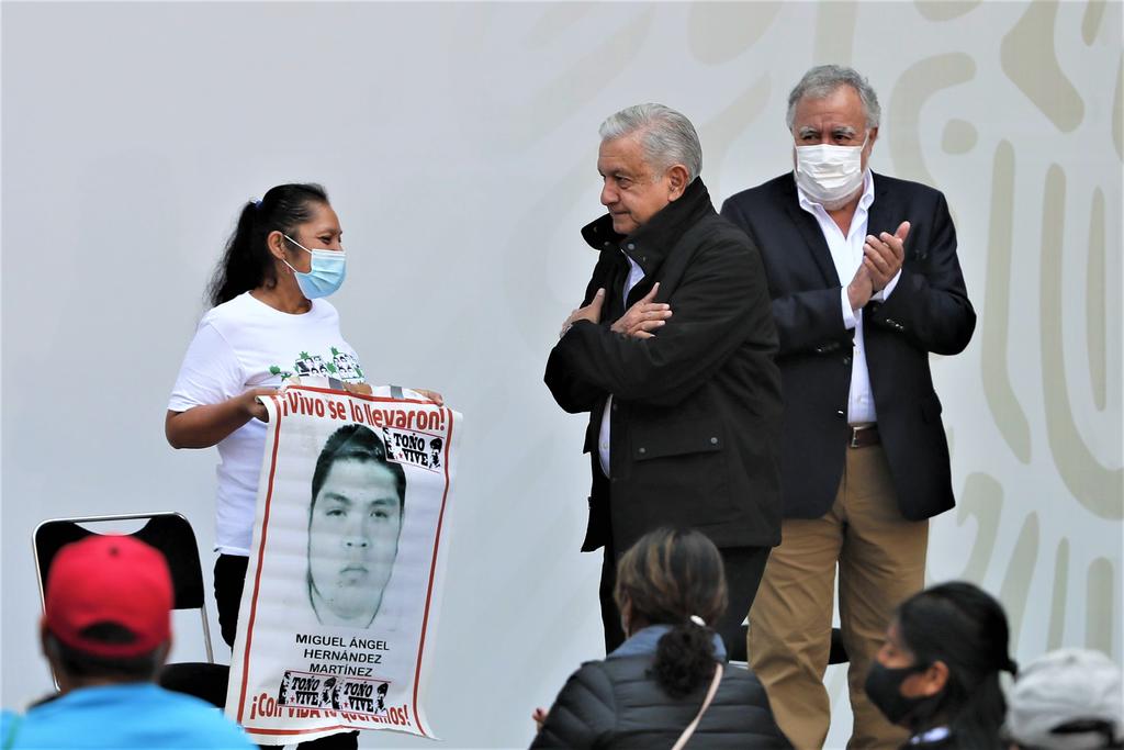 Durante un evento en Palacio Nacional, donde funcionarios federales ofrecieron un informe sobre los avances en el caso Ayotzinapa a seis años de haber ocurrido, el titular del Ejecutivo federal ofreció la disculpa y se comprometió a seguir adelante con las investigaciones sin importar quiénes sean las personas o instituciones implicadas.
(EL UNIVERSAL)