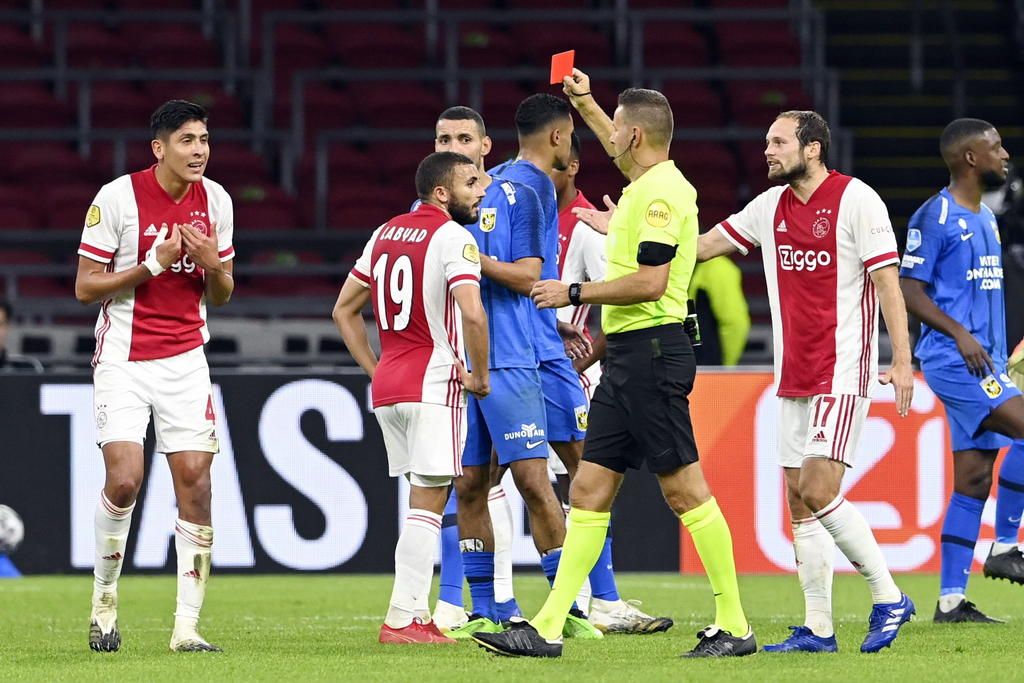 El Ajax de Amsterdam se impuso este sábado al Vitesse Arnhem (2-1) pese a la expulsión del mexicano Edson Álvarez, lo que le sitúa en cabeza de la Liga de Países Bajos con pleno de nueve puntos, igualado con el Heerenveen. (ARCHIVO)
