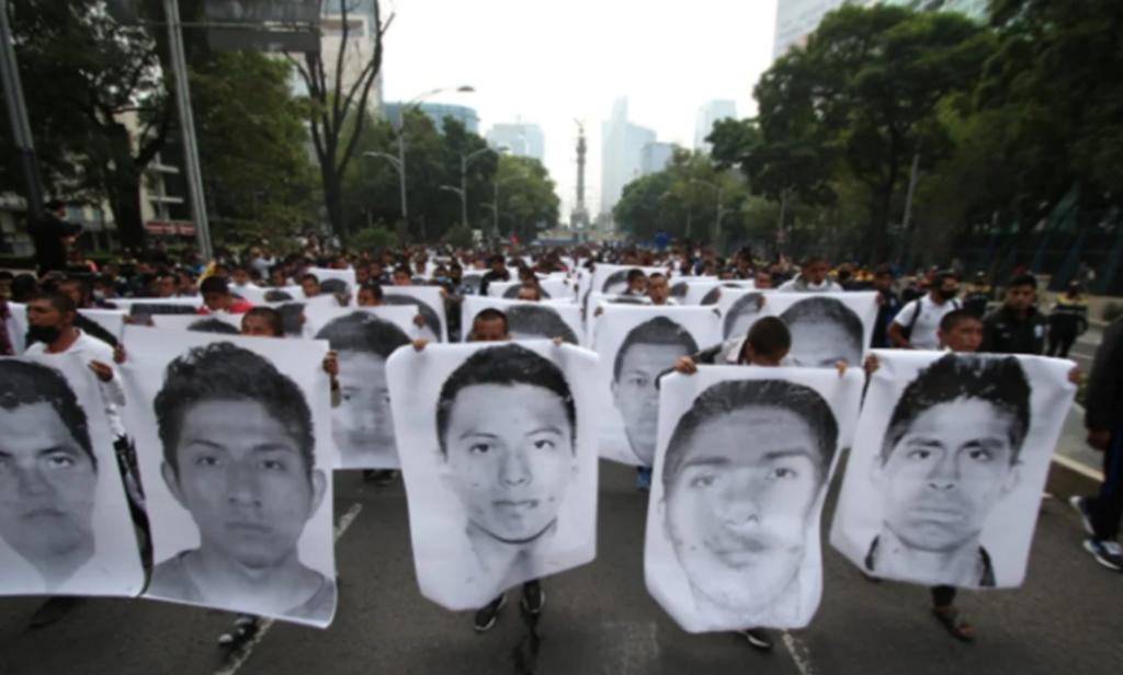 La marcha por el sexto aniversario de la desaparición de los 43 normalistas de Ayotzinapa en Iguala, Guerrero, dio inicio esta tarde en la capital del país. (ARCHIVO)
