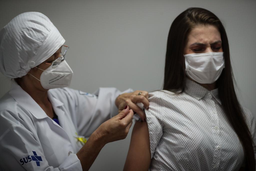 Brasil registró 869 muertes y 28,378 casos de coronavirus en las últimas 24 horas, según informó el Gobierno este sábado, en el que se volvieron a ver aglomeraciones en zonas de ocio de las principales ciudades del país. (ARCHIVO)