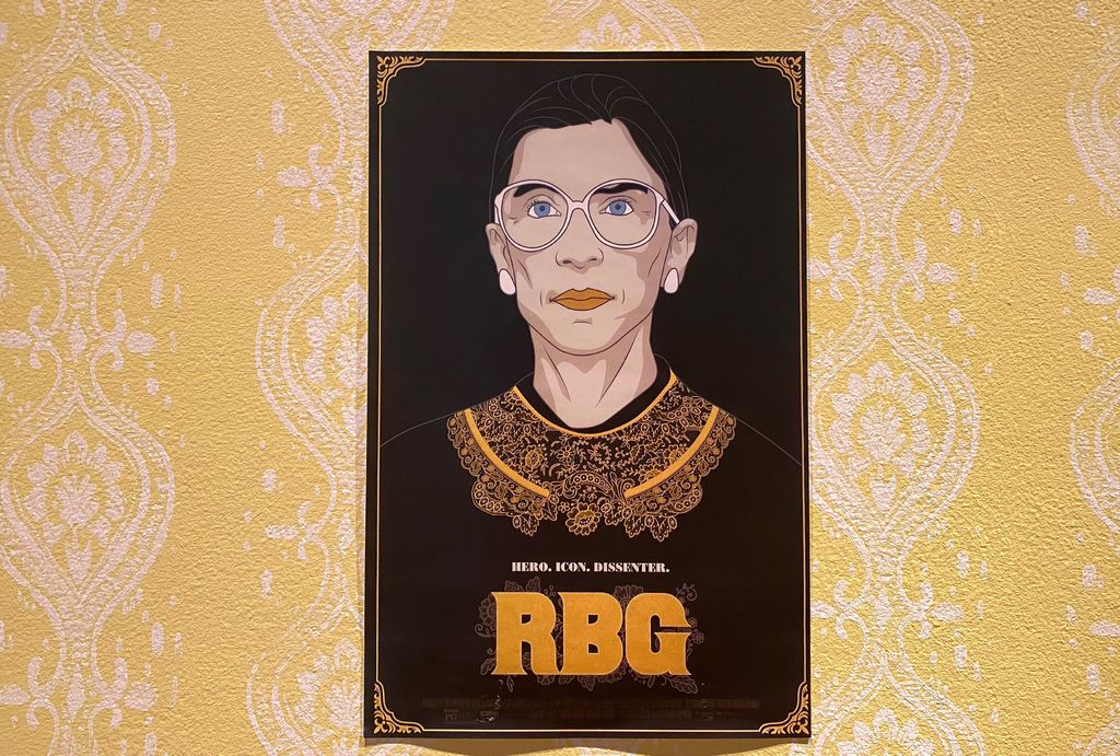 Pieza. Poster de la película 'Hero. Icon. Dissenter. RBG' (inciales de la jueza del Tribunal Supremo Ruth Bader Ginsburg).