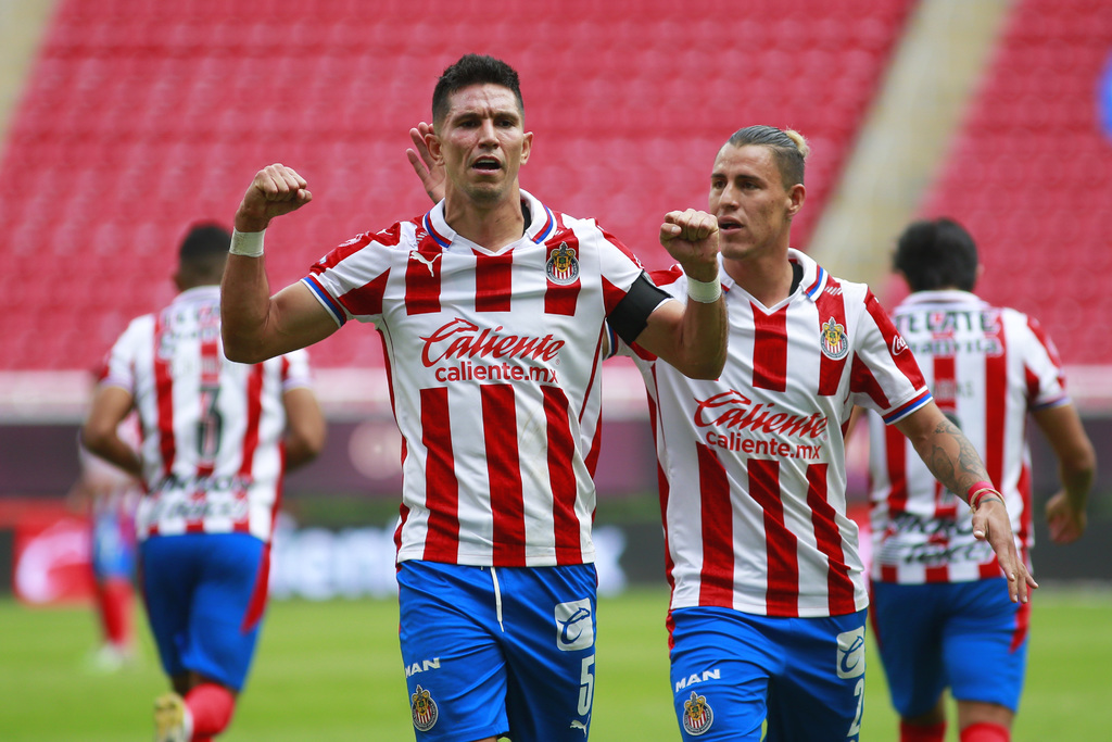 Jesús Molina celebra luego de marcar el primer tanto de las Chivas, en la victoria 2-1 sobre el Mazatlán FC. (JAM MEDIA)