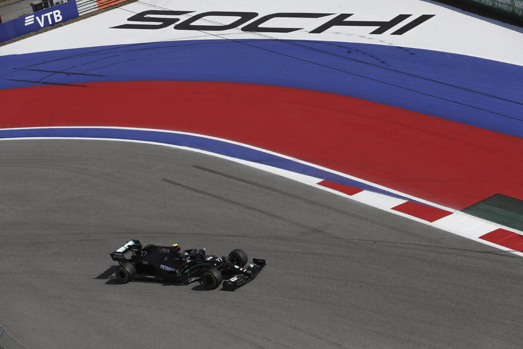 Valtteri Bottas se llevó el domingo la victoria en el Gran Premio de Rusia al capitalizar las sanciones que estropearon la carrera de su compañero de Mercedes Lewis Hamilton. (EFE)