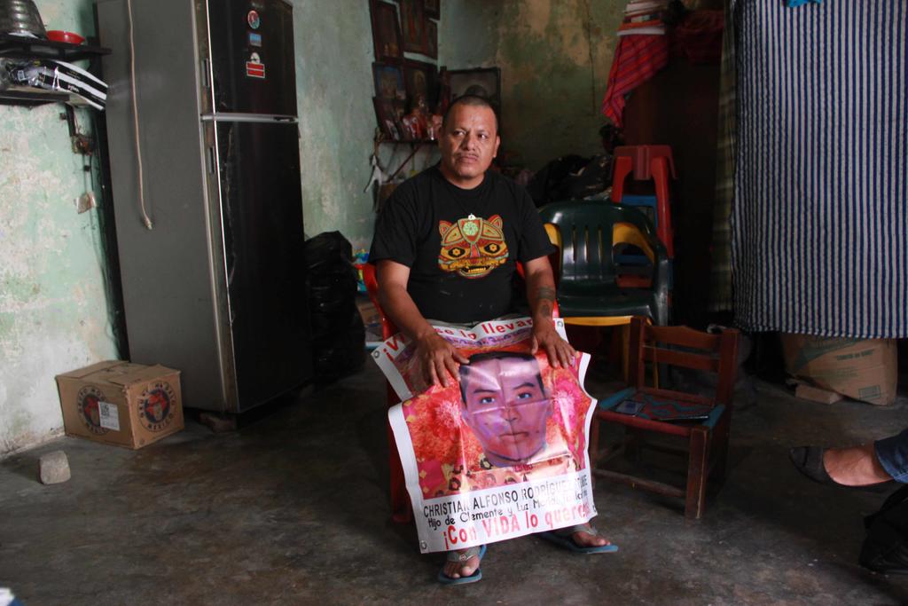 El padre de Christian Alfonso Rodríguez, estudiante de Ayotzinapa cuyos restos fueron identificados recientemente, cuenta que las autoridades solo le presentaron huesos del pie de su hijo, por lo que sigue buscándolo 'con vida' cuando se cumplen seis años de la desaparición de los 43 jóvenes. (ARCHIVO)