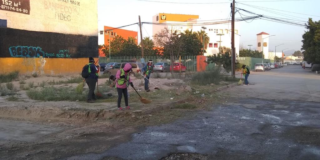 La Dirección de Servicios Públicos Municipales continúa con una intensa campaña de limpieza y desmalezado en Gómez Palacio. (DIANA GONZÁLEZ)