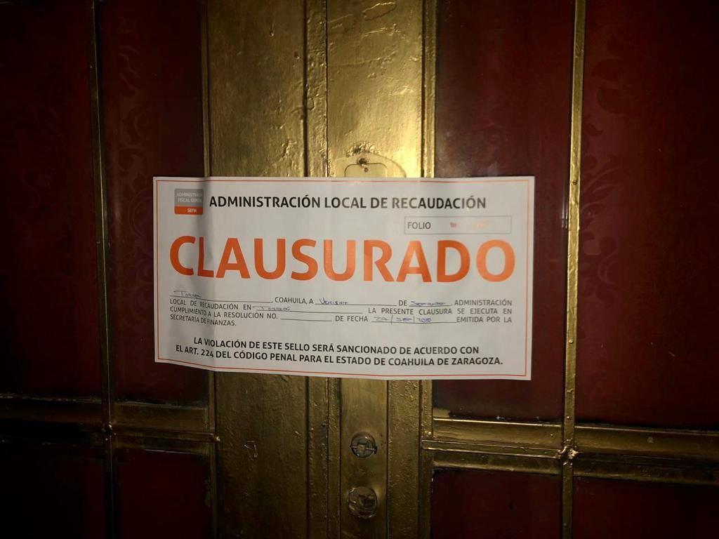 El fin de semana se aplicaron tres clausuras de manera provisional a tres restaurantes-bar del municipio de Torreón que violaron las medidas sanitarias durante esta contingencia sanitaria por el COVID-19, aunado a la desobediencia civil, principalmente de los jóvenes que se resisten a atender las disposiciones de salud para coadyuvar en la disminución de los contagios y fallecimientos a causa del virus SARS-CoV-2. (ANGÉLICA SANDOVAL)