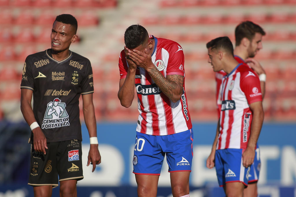 Con goles de Ángel Mena y Jean Meneses, León consiguió una victoria de 0-2 sobre el Atlético de San Luis tomando momentáneamente el liderato del torneo Guard1anes 2020. (ARCHIVO)
