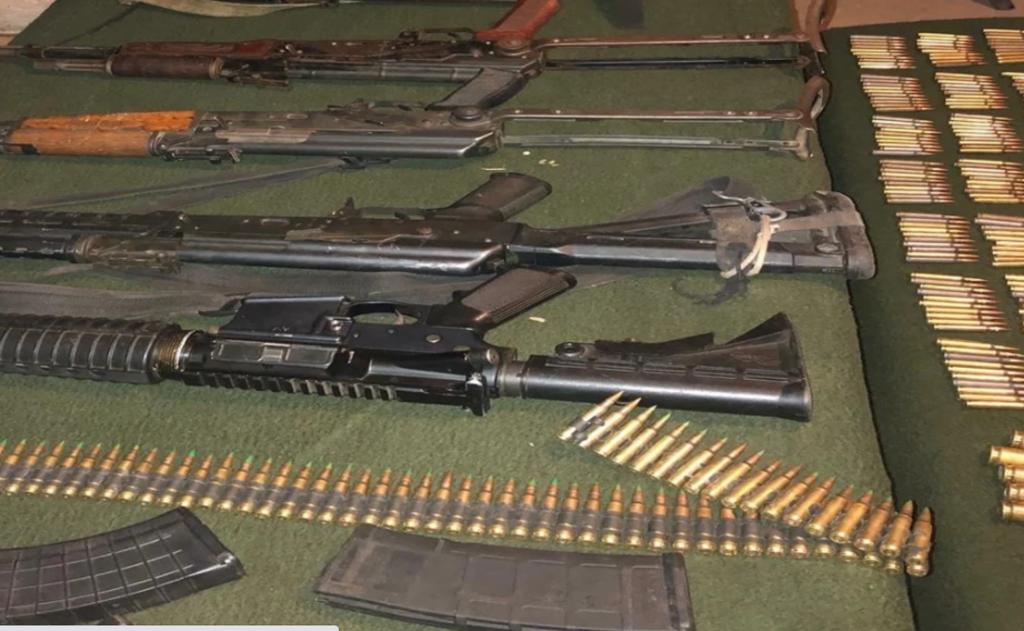 Elementos de la Policía Estatal de Seguridad Pública (PESP), en coordinación con personal de la Secretaría de la Defensa Nacional (Sedena), incautaron 8 armas de fuego y más de 5 mil cartuchos en Yécora, Sonora. (ARCHIVO)